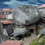 Un village construit au milieu de rochers géants